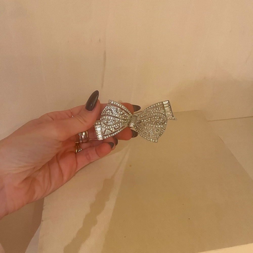 BOW BROACH